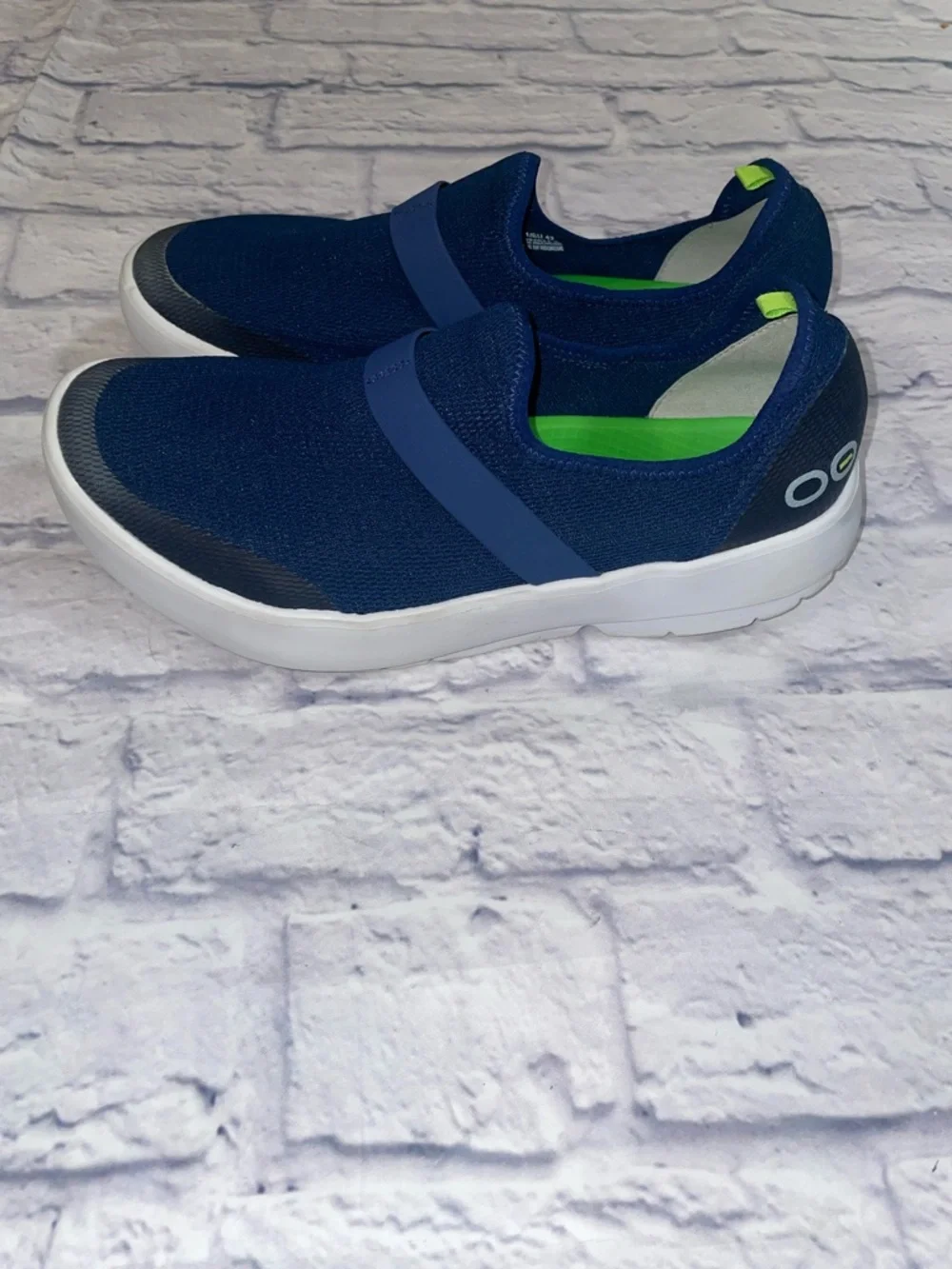 OOFOS OOmg EEZEE Low Recovery Navy and White. Size 11